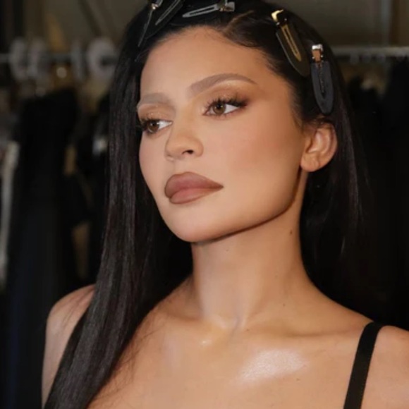 Kylie Jenner Pressed Blush Powder in Kitten Baby 0.26 oz Light Peach Vegan Clean - Picture 9 of 9